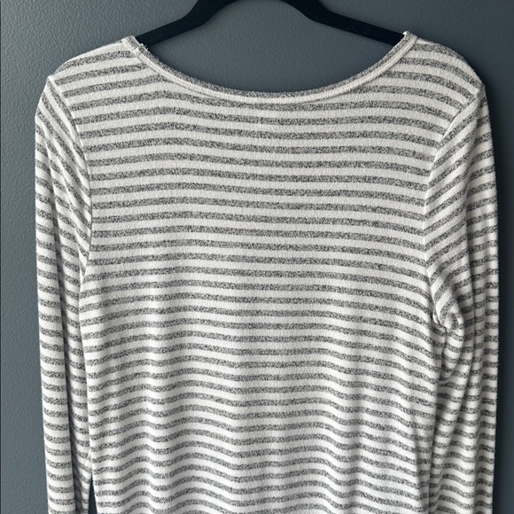 🩶 OLD NAVY women’s Long Sleeve Tee shirt size medium M gray and white stripes - Picture 5 of 7